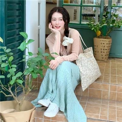 穿白丝绸的女人